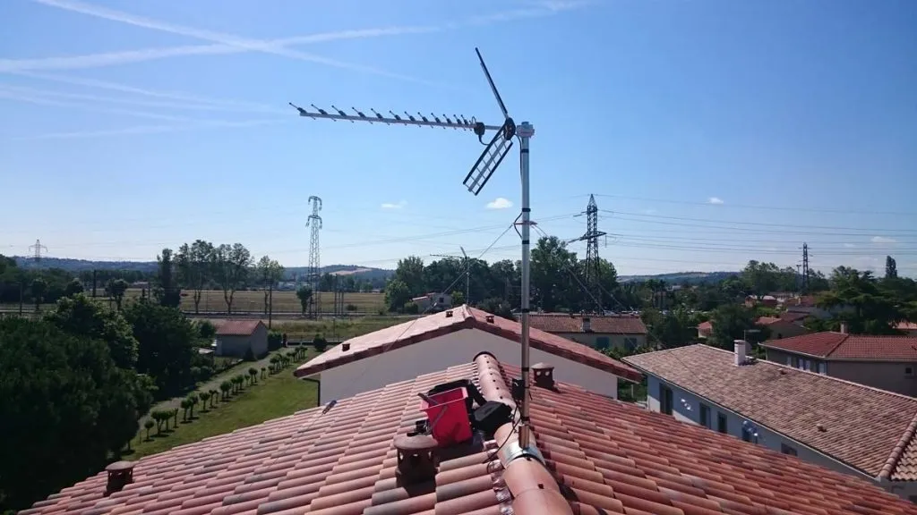 Technicien antenniste sur un toit