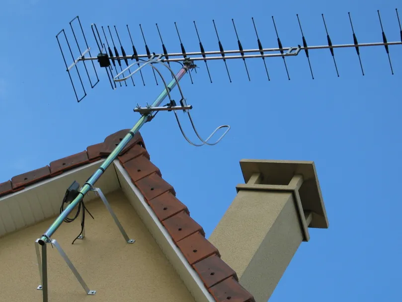 Antenniste orientant une antenne râteau